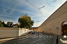 Tramvajová trať na ulici u Valdštejnské zahrady