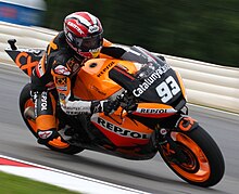 Marc Márquez sur la moto, dans un virage.