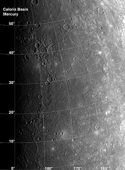 Caloris-bassinet fotograferet af Søværn 10. 
 Caloris-bassinet befandt sig ved terminatorn, linien som deler planeten i dag og nat, da den blev opdaget af Søværn 10, så kun det halve krater var synligt.