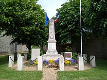 Monument aux morts de Chartainvilliers, présentant, sur la gauche, une stèle ainsi rédigée : « A la mémoire des officiers et soldats du 26e Régiment de Tirailleurs Sénégalais tombés sur le territoire de la commune en juin 1940. Ils sont 56 ! »