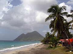 Le Morne Larcher, vue de la plage du Diamant.