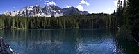 Panoramica del Lago di Carezza in Val d'Ega BZ - Übersicht Karersee in Val d'Ega BZ.jpg