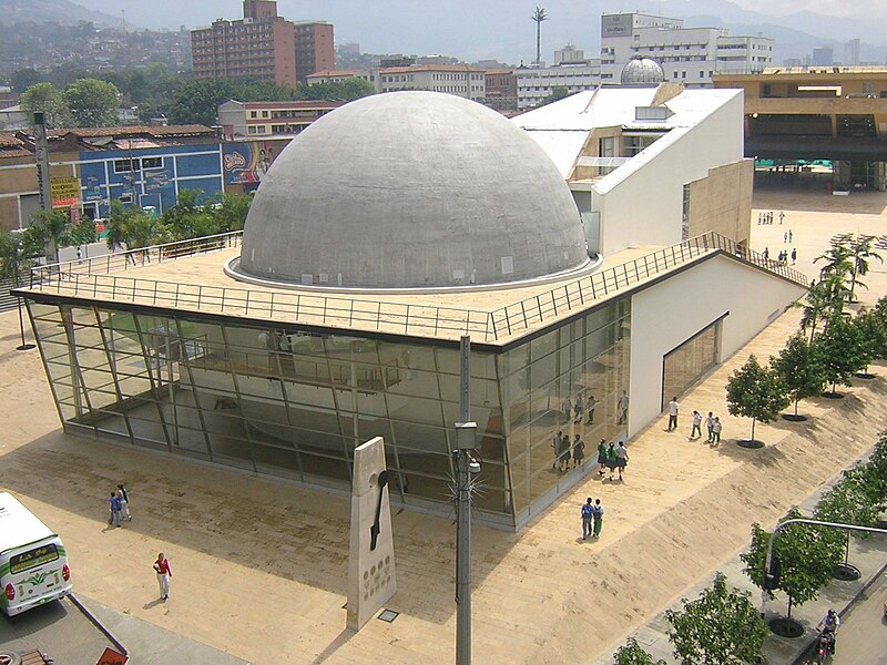 El problema de los tres cuerpos, - Planetario de Medellín