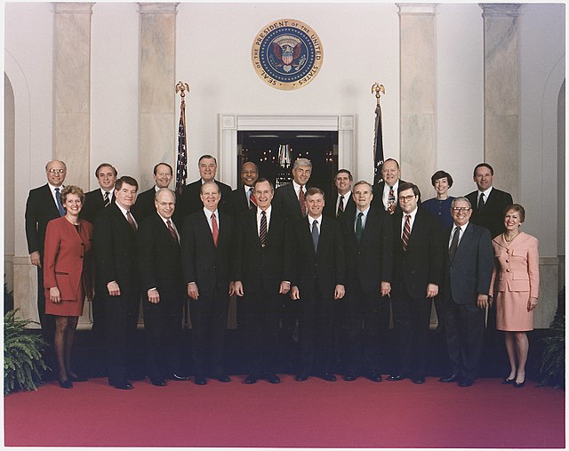 Description de l'image President George H. W. Bush poses with his cabinet for the 1992 Official Cabinet portrait.jpg.