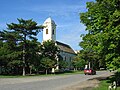 Le centre ville et l'église catholique de la Reine-du-Rosaire à Plandište