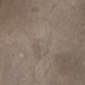 Посередині розташований кратер Ріплі, що його прямовисно перетинає долина Ностромо. Угорі розташований кратер Вейдера, лівобіч – кратер Орґани, а між нею та Ріплі трохи нижче – кратер Скайвокера.