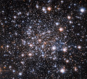 Aufnahme des Zentrums des Kugelsternhaufens mithilfe des Hubble-Weltraumteleskops