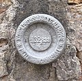 Höhenmarke der Königlich Preußischen Landesaufnahme an der Pfarrkirche St. Laurentius in Saarburg