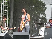 Sam Roberts, tenant sa guitare, sur scène à Lollapalooza en 2007