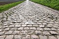 Abschnitt der mit Kopfsteinpflaster gedeckten Straße im Rennen Paris–Roubaix