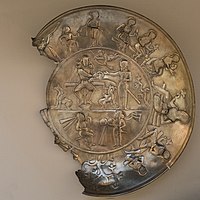 Возможная кушано-сасанидская тарелка, раскопанная в Равалпинди, Пакистан, 350-400 гг. н. э.[16] Британский музей 124093[17][18].