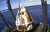 La navicella spaziale Demo-1 Crew Dragon di SpaceX a bordo della nave di recupero della compagnia, GO Searcher, dopo lo schianto alle 8:45 EST dell'8 marzo 2019.