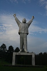Предња страна Споменика борцима Револуције