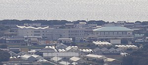 北側から望む田原市立赤羽根中学校と太平洋（2019年1月6日撮影）
