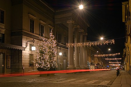 Le théâtre la nuit.