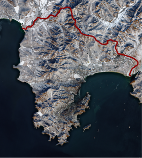 Вид на полуостров с космоса. Красной линией обозначена приблизительная граница полуострова по суше[1]