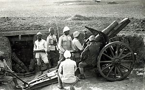 10.5 cm Feldhaubitze 98/09 и османски артилеристи при Харейра, 1917 г.