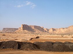 Вид на откос Тувайк в Неджде с запада. Столица Саудовской Аравии Эр-Рияд находится прямо за горизонтом.