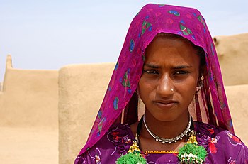 Juna islama virino en la dezerto Tar proksime al Jaisalmer (Barato)