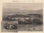 日军占领后自山顶俯瞰炮台，照片中可见4座炮位及火炮残骸、装甲瞭望塔，及远处的汇泉湾海岸