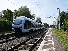 Praest, Zug des Types Stadler Flirt am Haltepunkt Praest