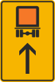 394-32-75 Tabuľový smerník na vyznačenie obchádzky (priamo, pre vozidlá prepravujúce nebezpečné veci)