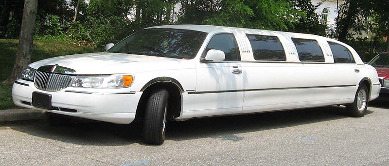 File:98-02 Lincoln Town Car limousine.jpg