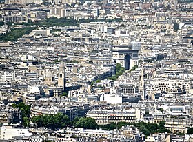 Dôme et clocher de l'église avec plus loin l'arc de triomphe de l'Étoile.