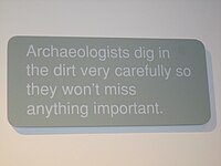 Archeologové hlídají špínu velmi opatrně, aby jim nic důležitého neuniklo.