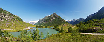 Paysage des Alpes scandinaves, dans le fylke norvégien de Sogn og Fjordane. (définition réelle 3 972 × 1 600)
