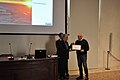 Raffaele Furlanis, Presidente del Consorzio di Promozione Turistica Caorle e Venezia Orientale, consegna il premio speciale "Città di Caorle"