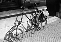 Menno Huizinga: Velociped s upraveným předním kolem kvůli nedostatku běžných pneumatik, Haag, 1943–1944