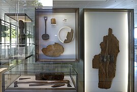 Travail du bois à l'époque celtique : copies d'un bouclier de La Tène, plats, louche et outils de charpentier.