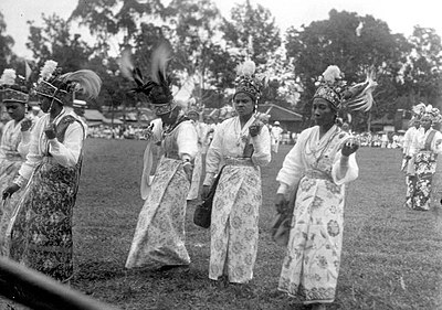 Wanita Ambon menari pada Hari Ratu 1929.