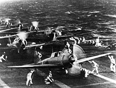 Varios cazas Zero de la segunda oleada se preparan para partir desde el Shōkaku hacia Pearl Harbor.