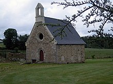 Vue d'une chapelle en pierre au toit d'ardoises.