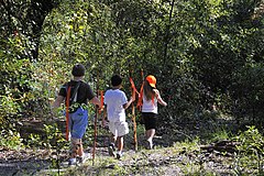 Дети гуляют по государственному лесу Этонайя-Крик.jpg