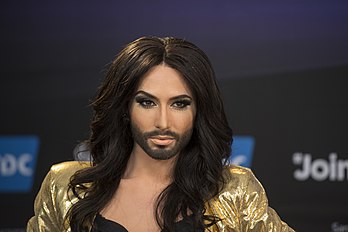 Thomas Neuwirth, chanteur autrichien, sous les traits de Conchita Wurst, drag queen barbue gagnante du concours Eurovision de la chanson 2014. (définition réelle 6 016 × 4 016)