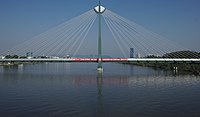 Donaustadtbrücke 2014 nach dem Umbau auf 10 Tragseilpaare pro Seite