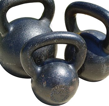 English: Three commonly used kettlebells (Drag...