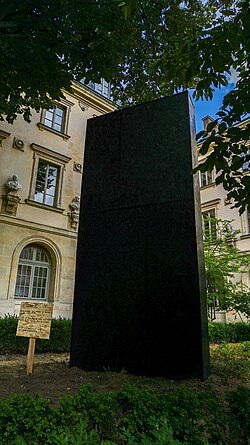 ENS 2001 Monolith ниже.jpg