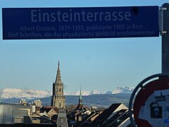 Blaues Schild außerhalb der Altstadt (Einsteinterrasse)