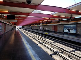 Vue des quais de la station, en direction de Cerro Blanco puis sur la ligne 2, actuellement Vespucio Norte.