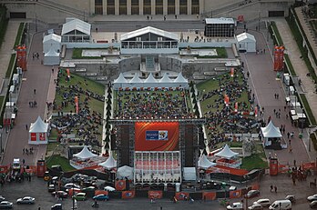 Spectateurs de la Coupe du monde de football 2010 rassemblés devant un écran géant, à l'emplacement de la fontaine du Trocadéro, à Paris, vus depuis la tour Eiffel. (définition réelle 3 008 × 2 000)