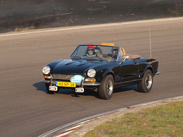 FileFiat 124 Sport Spider 1800 US dutch licence registration HZNP38 pic1