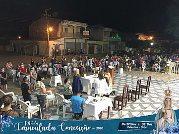 Fiéis celebram a Festa da Imaculada Conceição na área externa da igreja da comunidade em decorrência da pandemia do Covid-19. Autor: Desconhecido. Ano: 2020