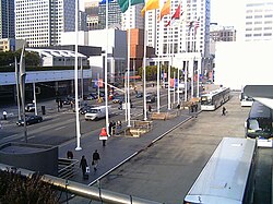 Флаги Moscone Center.jpg