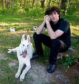 Gaiman en zijn hond Cabal