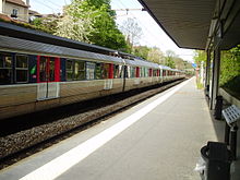 Une rame Z 6400 quitte la gare en direction de Paris-Saint-Lazare.