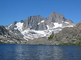 Vue du mont Ritter (au centre) et du pic Banner (à droite) depuis le John Muir Trail.